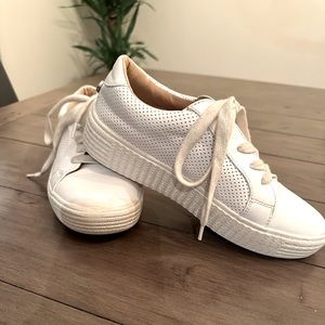 Steve Madden - size 6 - runner